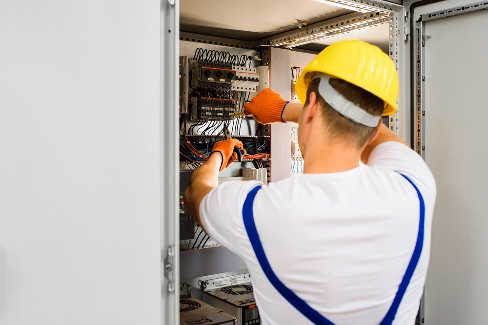 Electrician,With,Screwdriver,Tighten,Up,Switching,Electric,Actuator,Equipment,In